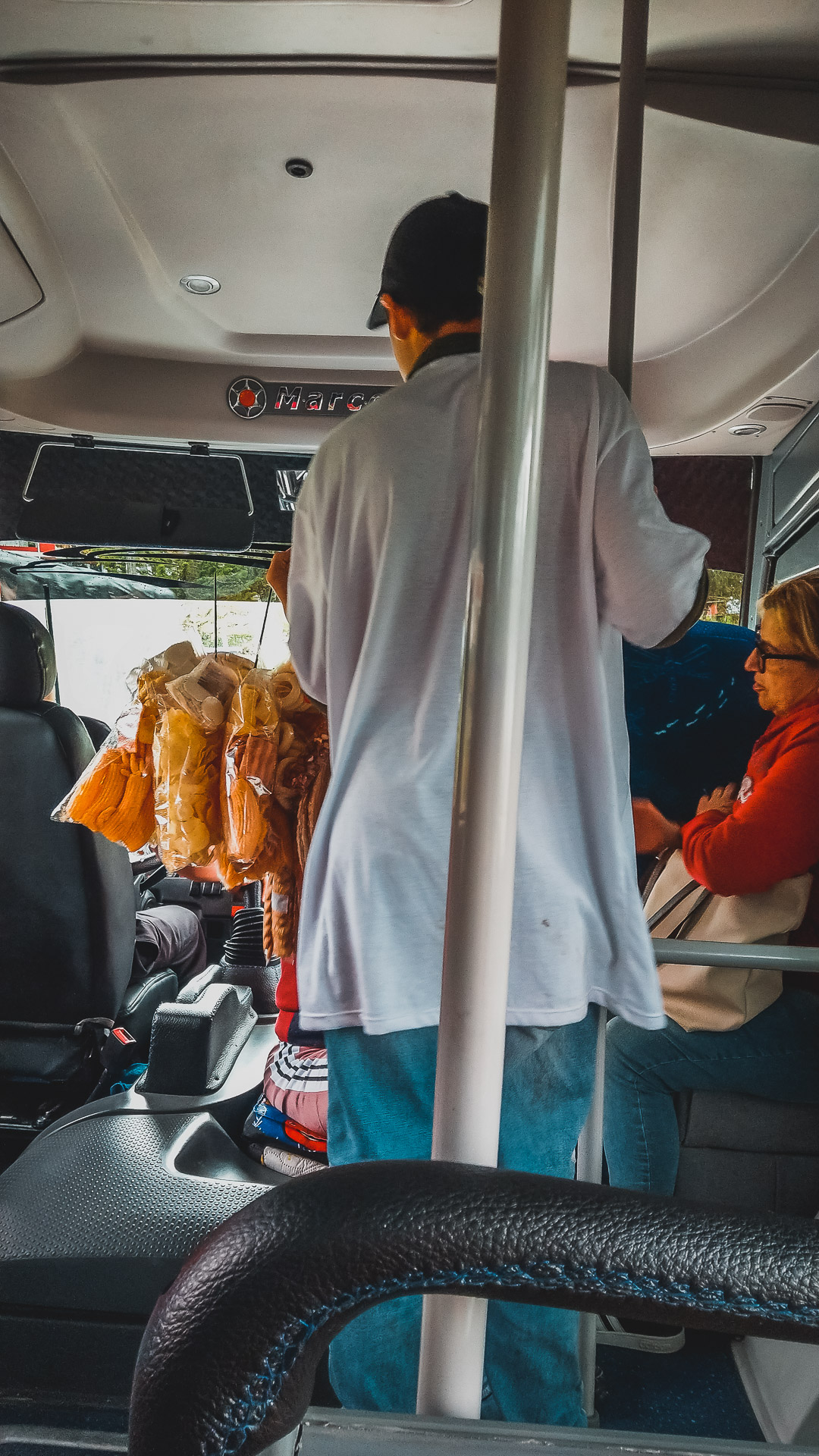 sprzedawca w autobusie w Kolumbii