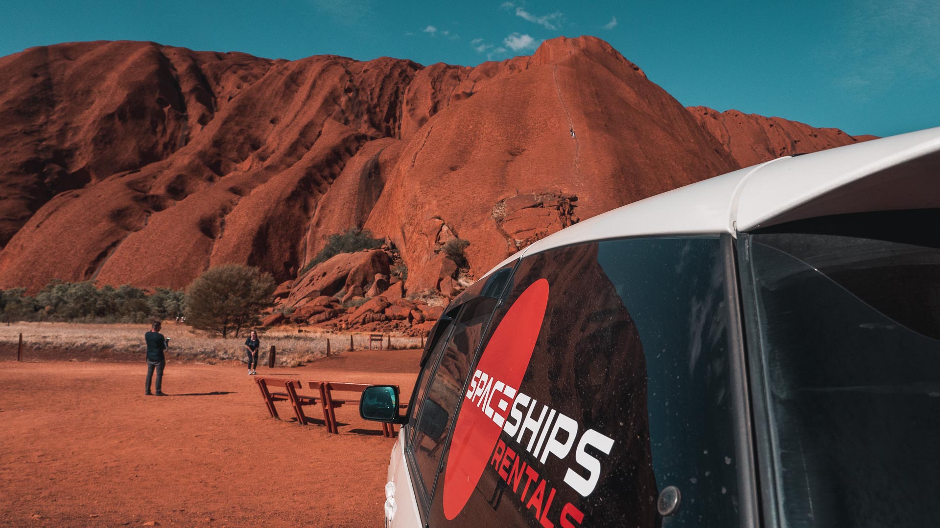 Toyota Estima ze Spaceships Rentals pod Uluru, Australia