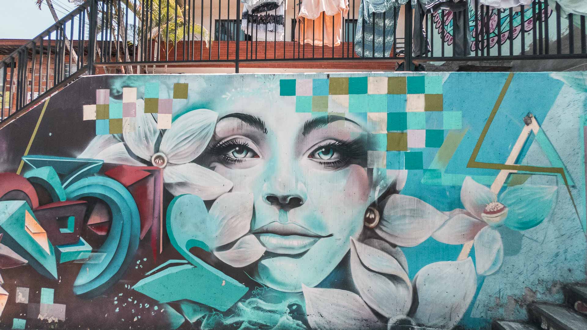 mural-kobieta-z-Medellin
