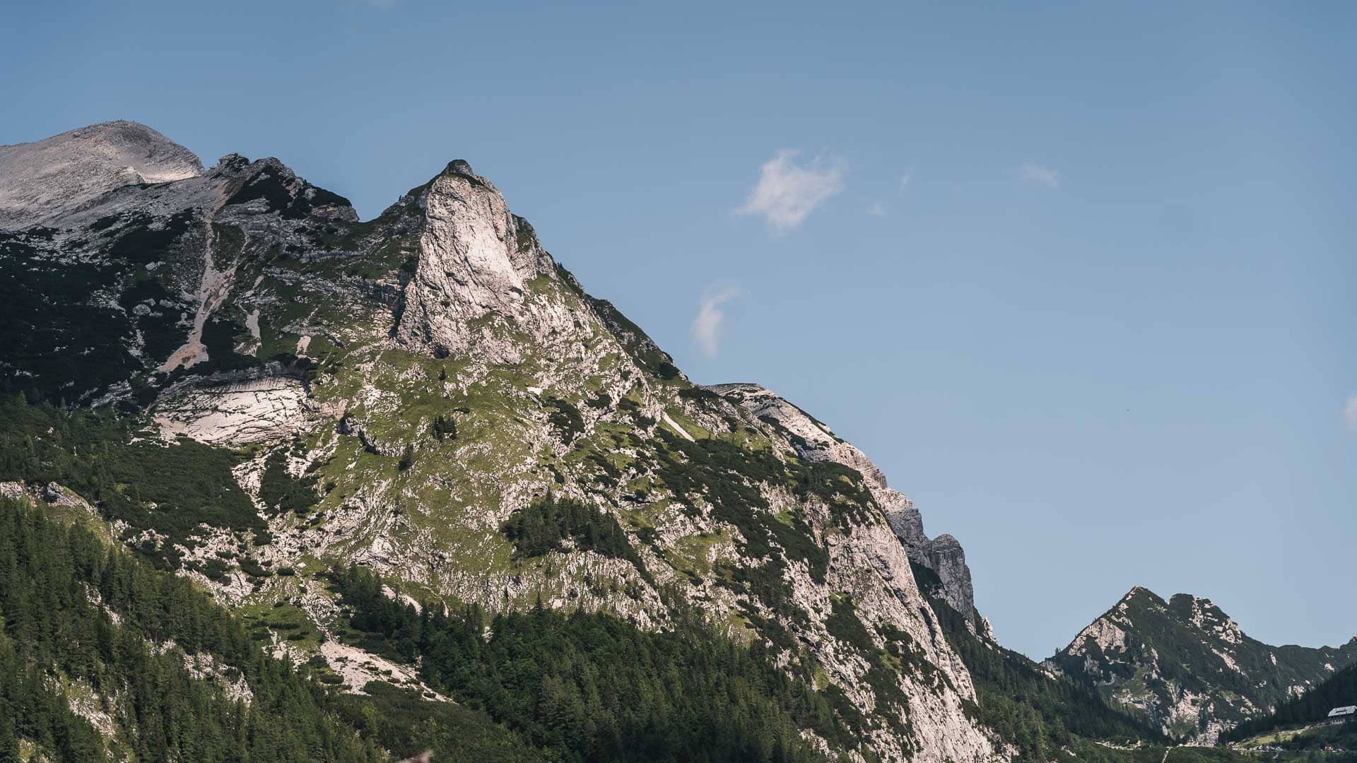 Widok na Alpy Julijskie z Przełęczy Vrsic w Słowenii