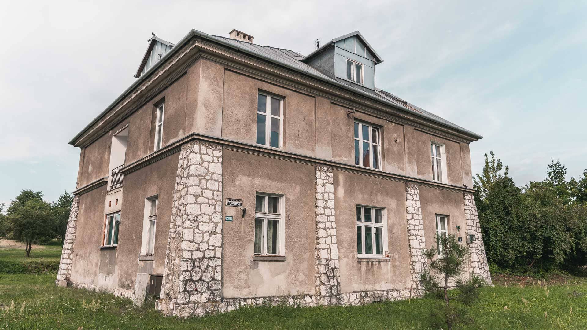 Szary dom obok obozu Płaszów