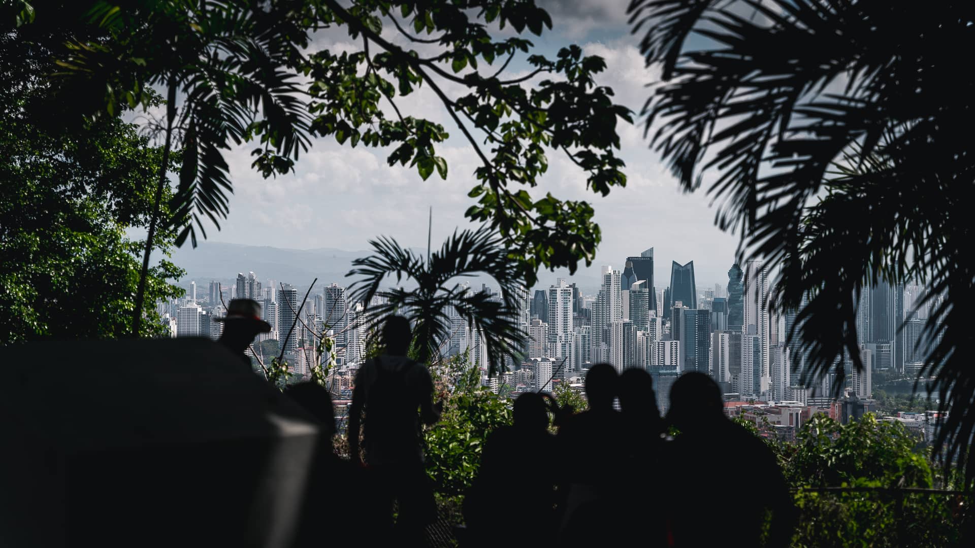 Ludzie oglądający Panama City z Cerro Ancón
