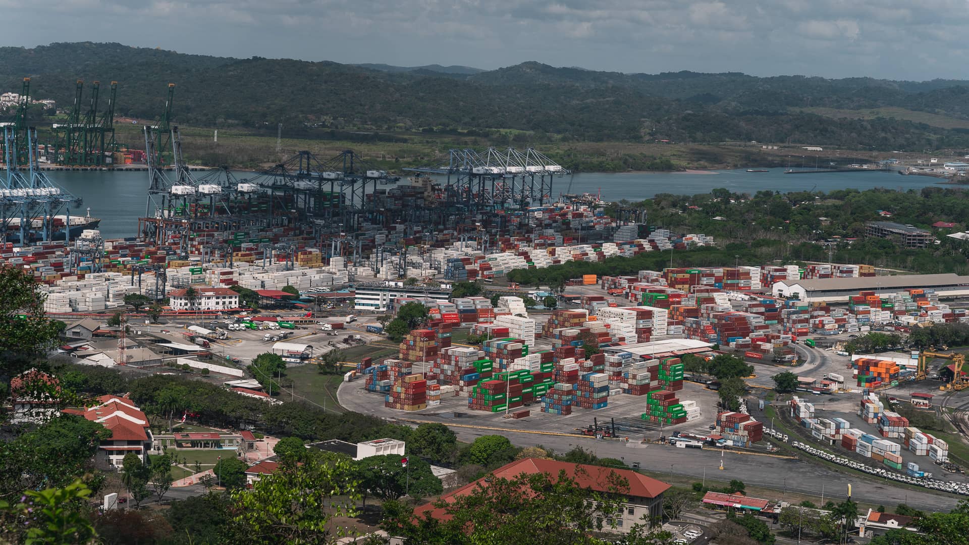 Port w Panama City oraz kontenery widoczne z Cerro Ancón