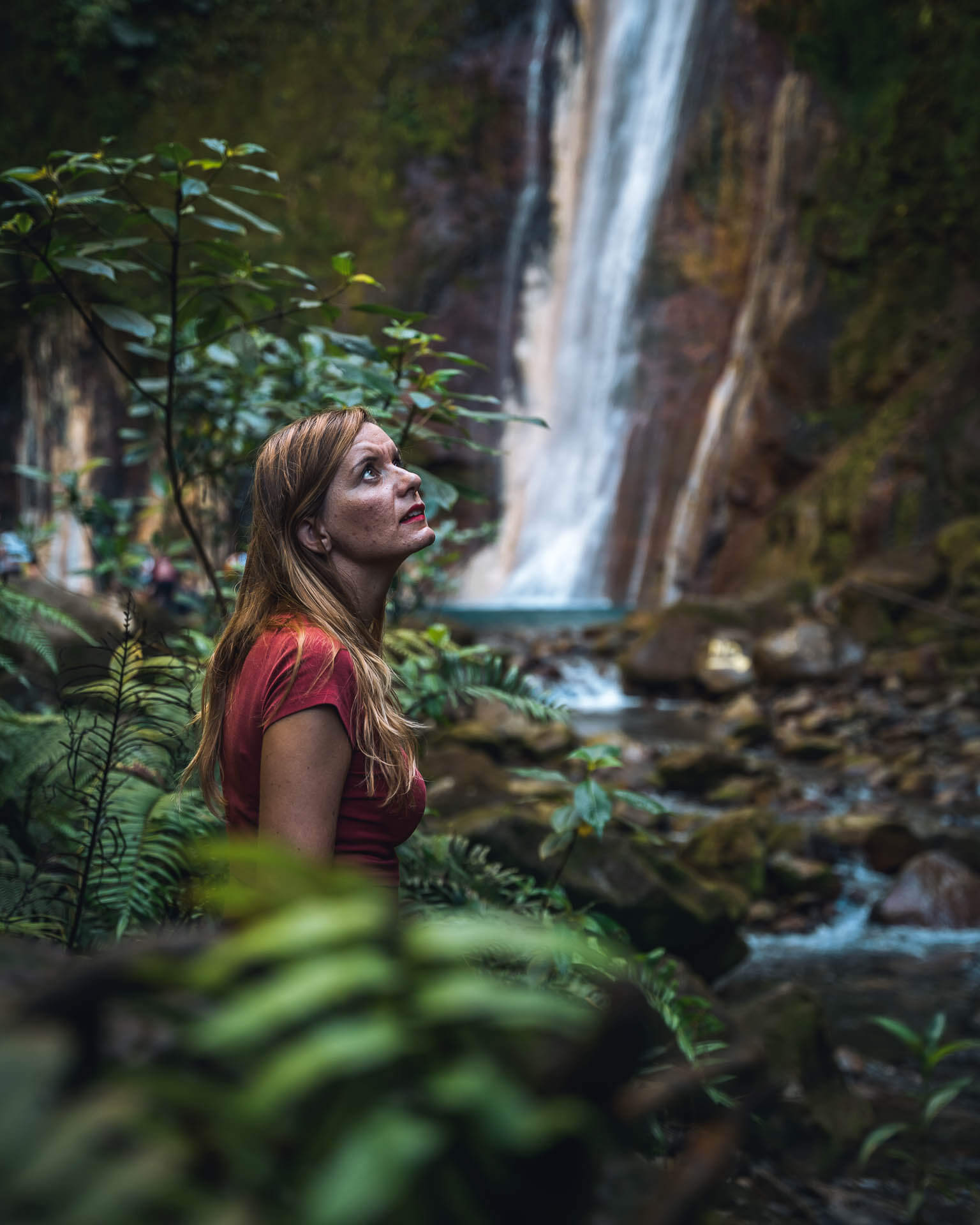 Ania na tle wodospadu Tesoro Escondido w Kostaryce