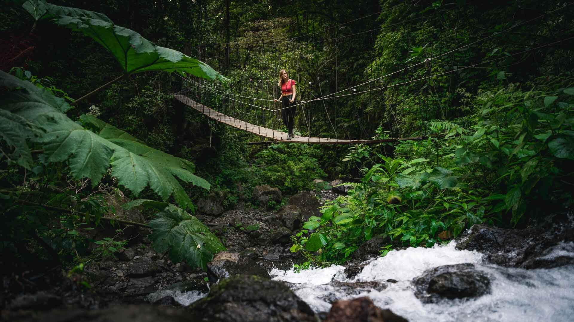 Podróż po Kostaryce to okazja na doświadczenie wiszących mostów