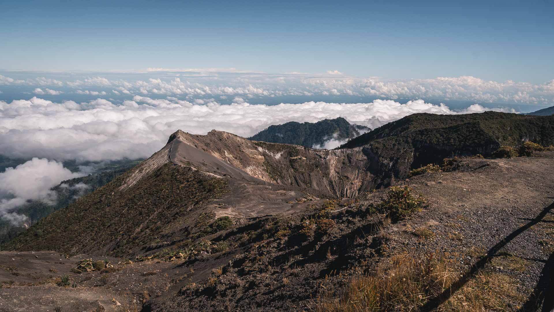 Widok na wulkan Irazú i chmury